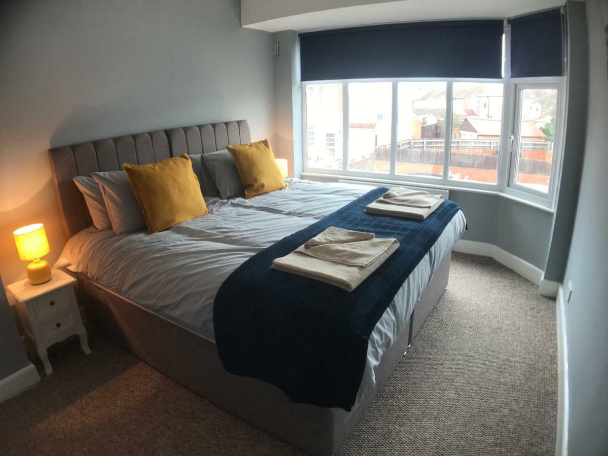Wyken House - 3 Bedroom House - Sleeps 5 *